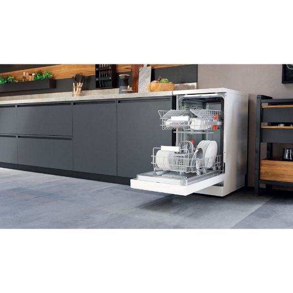 Picture of Hotpoint HSFO3T223WUKN 45cm Freestanding Dishwasher in White