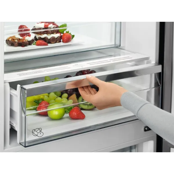 AEG RCB632E3MW 6000 TwinTech® Freestanding Frost Free Fridge Freezer in White_drawer