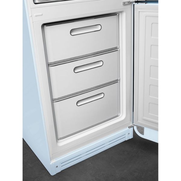 Smeg FAB32RPB5UK 60cm 50s Style  Fridge Freezer Right Hand Hinge In Pastel Blue_insidefreezer