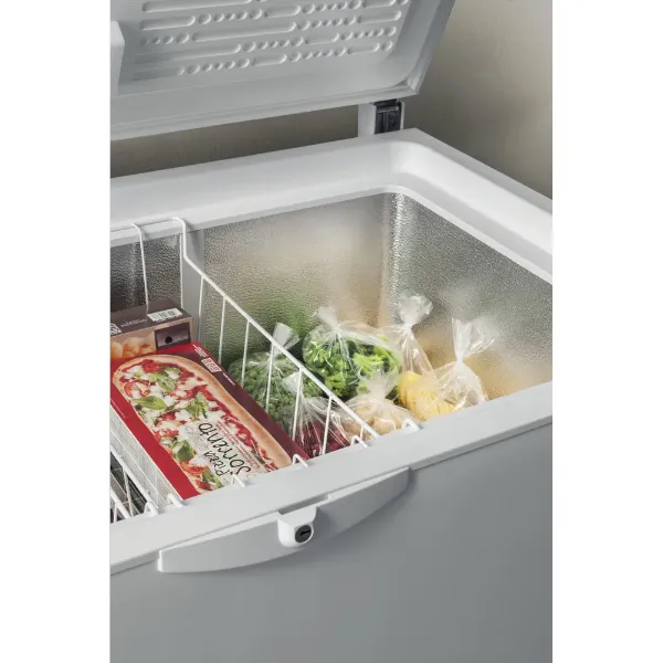 Hotpoint CS2A400HFMFA1 freestanding chest freezer: white_inside 2