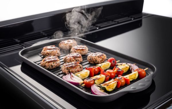Rangemaster 14677 Classic Deluxe 100 Induction Range Cooker in Pale Cream with Chrome Trim - CLDL100EIPPCR/CM1_griddle2