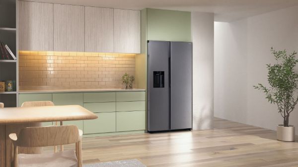 Samsung RS70F64KDTEU Series 6 SpaceMax™ Smart American Fridge Freezer in Silver_kitchen view