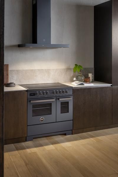 Bertazzoni Professional 90cm Induction Twin Oven Range Cooker in Carbonio_Lifestyle1
