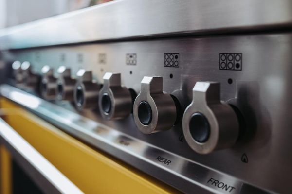 Bertazzoni Professional 90cm Single Aspirational Dual Fuel Range Cooker in Giallo_Knobs