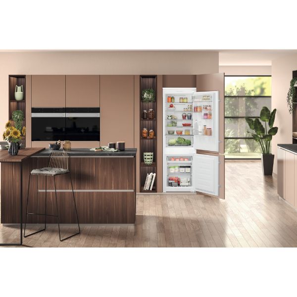 Hotpoint HTC18 T112 UK built in fridge freezer open 3