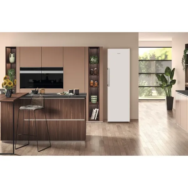 Hotpoint SH8A2QWRD Freestanding Low Frost Tall Fridge in White_Lifestyle