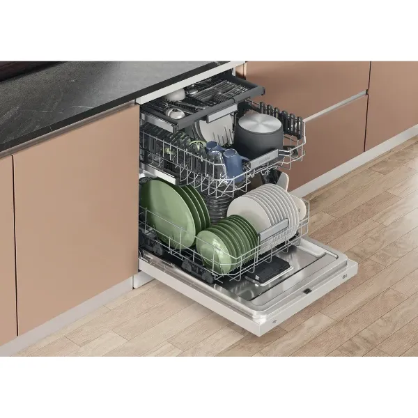 Hotpoint H7FHS41UK Freestanding Full Size Dishwasher with Maxi Space_Lifestyle