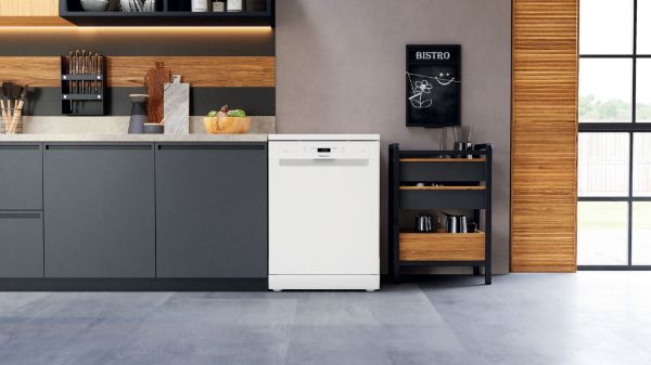 Hotpoint HFC 3C26 W C UK Freestanding Dishwasher with 14 Place Settings - White