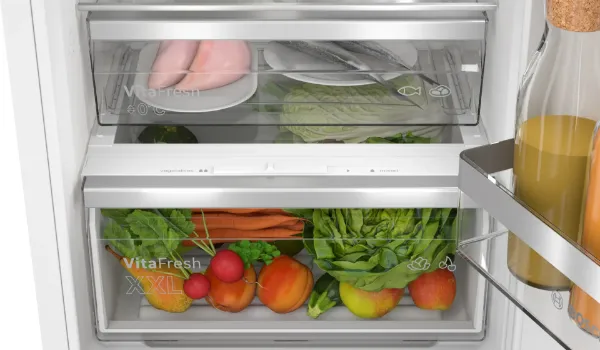 Bosch KIN96VFD0G Series 4 Integrated Fridge Freezer